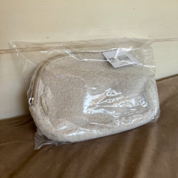 NWT, Lululemon Everywhere Belt Bag - Fleece, Natural Ivory - Silver Hardware - Picture 6 of 10